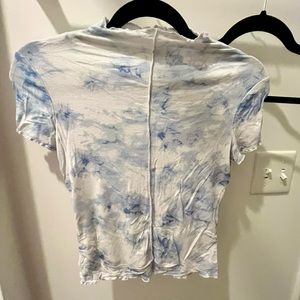 White and blue marble turtle neck ruffle hem short sleeved top- ultra flirt